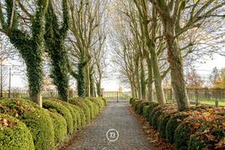 This U-shaped farmhouse, situated on a spacious 5-hectare plot, enjoys a central location between Kortrijk, Roeselare, and Ypres. In 2010,...