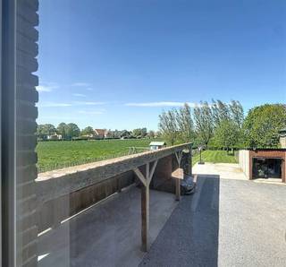 In het charmante Eede, op een rustige en groene locatie vlakbij de Belgische grens, bevindt zich deze uitzonderlijke woning met enorm veel potentieel. Een unieke kans voor wie droomt van ruimte, rust en landelijk wonen in een karaktervolle woning die grotendeels reeds gerenoveerd werd. Met enkele afwerkingen naar eigen smaak creëert u hier zonder twijfel uw absolute droomhuis. Deze woning heeft o.a. 4 slaapkamers, dressing, grote badkamer etc. Verder geniet deze eigendom van uitzonderlijk veel extra ruimte, waaronder: werkplaats atelier ruime berging bureau speelruimte garage overdekte staanplaats voor 4 wagens De lange aangelegde oprit verwelkomt u stijlvol op het perceel. Buiten vindt u een prachtig aangelegde tuin met moestuin, diverse planten, volwassen bomen en adembenemende verzichten over de omliggende velden en natuur. Een zeldzaam aanbod voor wie op zoek is naar charme, ruimte, rust en mogelijkheden op een toplocatie in het groen. Een echt pareltje dat u gezien moet hebben. Deze woning wordt aangeboden met een startprijs!