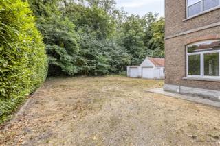 <p><span>Op een perceel van </span><span>8a 58ca</span><span> vindt u deze charmante woning uit de </span><span>Interbellum</span><span> periode, met een bewoonbare oppervlakte van </span><span>148 m²</span><span>. Dankzij de hoge plafonds en authentieke elementen ademt deze woning karakter en gezelligheid uit.</span></p><p><span>Indeling:</span></p><ul><li><span>Gelijkvloers:</span><span> inkomhal, lichtrijke leefruimte, te renoveren keuken met toegang tot de tuin en een apart toilet.</span></li><li><span>Eerste verdieping:</span><span> nachthall, 2 ruime slaapkamers en een badkamer.</span></li><li><span>Tweede verdieping:</span><span> in te richten zolder, ideaal om extra slaapkamers of een hobbyruimte te creëren.</span></li><li><span>Tuin niveau:</span><span> dubbele garage en toegang tot de tuin.</span></li></ul><p><span>TROEVEN:</span></p><ul><li><span>Unieke en groene ligging in een rustige doodlopende straat</span></li><li><span>Karaktervolle woning uit de </span><span>Interbellum</span><span> periode</span></li><li><span>Hoge plafonds en authentieke uitstraling</span></li><li><span>Vernieuwde ramen</span></li><li><span>Nabij de dorpskern en alle voorzieningen</span></li></ul><p><span>Deze woning biedt u de kans om een karaktervolle basis naar eigen smaak verder te renoveren en om te vormen tot een prachtige gezinswoning.</span></p><p><span>Voor meer informatie of een bezoek, aarzel niet om ons te contacteren via </span><span>011 199 991</span><span> of </span><span>info@janssenenjanssen.be</span></p>