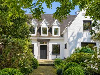 Een uitzonderlijke villa waar wonen, werken en genieten samenkomen ...<br /><br />Niet vaak komt een eigendom op de markt die zoveel mogelijkheden biedt als deze unieke voormalige dokters- en architectenwoning.<br /><br />Verscholen in een prachtig groen kader, op een royaal domein met een sfeervolle vijver, geniet u hier van een uitzonderlijke combinatie van rust, ruimte en privacy.<br />En toch bevindt u zich midden in het dorp, met alle dagelijkse voorzieningen binnen handbereik.<br /><br />De villa werd ontworpen met oog voor comfort, elegantie en functionaliteit.<br /><br />De royale leefruimtes baden in het licht en creëren een warme, uitnodigende sfeer.<br />Met onder meer 2 grote livings, een prachtige leefkeuken, 6 slaapkamers en 3 badkamers biedt deze woning alle ruimte voor een groot gezin of voor wie gewoon houdt van comfortabel wonen.<br /><br />Wat deze eigendom werkelijk uniek maakt, is de ruime professionele vleugel.<br />Vandaag ingericht als architecten- en studiebureau, maar perfect geschikt voor tal van andere activiteiten.<br />Denk aan een dokters- of tandartspraktijk, kinesitherapie, advocatenkantoor, notariskantoor, accountantskantoor, schoonheidssalon, groepspraktijk, consultancy, opleidingscentrum of tal van andere vrije beroepen. Ook een horecaconcept of een andere commerciële invulling behoort tot de mogelijkheden.<br /><br />Voor gezinnen is dit een plek waar kinderen onbezorgd kunnen opgroeien, spelen en ontdekken.<br />Het uitgestrekte domein vormt een waar paradijs waar natuur, vrijheid en rust elke dag centraal staan.<br /><br />Wie nog meer ruimte wenst, kan bovendien aansluitende weides en boomgaarden bijkopen, goed voor ongeveer 1,8 hectare extra grond.<br />Hierdoor ontstaan nog tal van bijkomende mogelijkheden voor paardenliefhebbers, dierenliefhebbers of wie simpelweg droomt van een uitzonderlijk domein.<br /><br />Dit is veel meer dan een woning.<br />Het is een eigendom waar wonen, ondernemen en genieten op een unieke manier samenkomen.<br /><br />De dokterswoning werd gebouwd in 1963, in 1987 werd het studie- en architectenbureau bijgebouwd en in 1999 werd de woning met een prachtige leefkeuken uitgebreid.<br /><br />Grootste troeven :
<ul>
<li><span>voormalige dokters- en architectenwoning </span></li>
<li><span>stijlvolle villa met professionele vleugel </span></li>
<li><span>prachtig aangelegd domein met vijver </span></li>
<li><span>landelijke en rustige ligging met maximale privacy </span></li>
<li><span>toch midden in het dorp </span></li>
<li><span>6 slaapkamers </span></li>
<li><span>3 badkamers </span></li>
<li><span>2 ruime leefruimtes </span></li>
<li><span>volledig uitgeruste keuken </span></li>
<li><span>ruime burelen of praktijkruimte </span></li>
<li><span>ideaal voor vrij beroep of combinatie wonen/werken </span></li>
<li><span>talrijke uitbreidingsmogelijkheden </span></li>
<li><span>mogelijkheid tot aankoop van aansluitende weides en boomgaarden (tot ca. 1,8 ha extra) </span></li>
<li><span>uitstekende bereikbaarheid </span></li>
<li><span>uitzonderlijk aanbod</span></li>
</ul>
