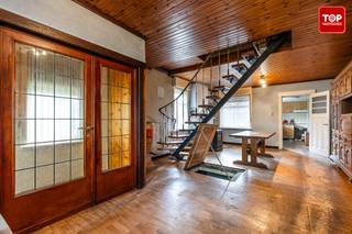 <p>Te renoveren halfopen bebouwing gelegen in het rustige, doodlopende gedeelte van de Kasteellaan in <span><span>Vinderhoute</span></span>. <br /><br />Deze woning geniet van een aangename en rustige ligging, omgeven door groen, met mooie wandelmogelijkheden in de directe omgeving. <br /><br />Bovendien bevindt u zich op korte afstand van scholen, openbaar vervoer, een vlotte verbinding naar Gent, <span><span>Eeklo</span></span> en de R4.</p>
<p>De woning omvat een leefruimte, keuken met aansluitende badkamer, twee ruime slaapkamers, een kelder en een zolderverdieping die de mogelijkheid biedt om een derde slaapkamer te voorzien.<br /><br />Buiten beschikt de woning over een grote zonnige tuin, een extra buitenberging en een afzonderlijke garage.</p>
<p>De woning dient volledig gerenoveerd te worden, maar biedt bijzonder veel mogelijkheden voor wie op zoek is naar een renovatieproject met potentieel. <br /><br />Ideaal voor wie een woning volledig naar eigen smaak en wensen wil creëren op een gegeerde locatie.<br /><br />Bel Top Vastgoed voor een bezoek op 0475 700 700</p>