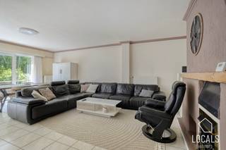 <p>Mooi appartement in de Hoogveldlaan te Dilbeek, uitstekend gelegen nabij alle mogelijke faciliteiten. Scholen, horeca, openbaar vervoer en winkels bevinden zich op wandelafstand en de Brusselse Ring ligt op slechts anderhalve kilometer.</p>
<p>Indeling: Inkomhal met vestiairehoek en een praktische berging, een gezellige leefruimte met aansluitend de keuken (inclusief handige keukenberging) en toegang tot het zuidgerichte terras. Daarnaast beschikt het appartement over een badkamer en 2 slaapkamers. Een overdekte binnenstaanplaats op het gelijkvloers.</p>
<p>Dit appartement is de ideale thuis, maar leent zich ook uitermate goed als investering (momenteel verhuurd voor € 1.000 + lasten). Er is een lift aanwezig in het gebouw. Dankzij de recente hoogrendementsketel op aardgas (2024) en de hoogrendementsbeglazing geniet het appartement van een gunstig EPC met label B (geen renovatieplicht).</p>
<p>Meer info of een bezoek? Bel 054 23 53 83 of mail naar info@localsvastgoed.be.</p>