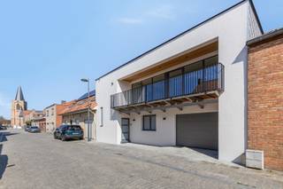 <span><span>In een rustige zijstraat van het West-Vlaamse polderdorpje <strong>Nieuwkapelle</strong>, deelgemeente van <strong>Diksmuide</strong>, stellen we u deze <strong>strakke en vooruitstrevende nieuwbouw woning</strong> voor. De woning kan genieten van een goede verbinding naar het centrum van stad Diksmuide en is bovendien ook gelegen op een boogscheut van de Ijzervallei, de Blankaart en de putten van Nieuwkapelle waar u kan vertoeven in alle rust.<br />Deze ruime nieuwbouw werd door de huidige eigenaar opgericht met veel aandacht voor kwaliteit, energiezuinigheid, comfort en functionaliteit. Zo is de woning onder meer voorzien van <strong>intelligente besturing (Loxone)</strong>, zeer <strong>energie-efficiënt</strong> en praktisch. Daarnaast wordt er verwarmd met <strong>vloerverwarming</strong> aangestuurd door een <strong>full electric warmtepomp</strong> (lucht-water). Ook beschikt men nog over <strong>6 zonnepanelen</strong> (2700 Wp), ventilatie C+ en hoogrendementsbeglazing. Dit alles resulteert in een <strong>uitstekende energiescore van 69 kWh/(m<sup>2</sup>jaar): energielabel A! </strong><br /><br /><u>De indeling van de ruimtes is als volgt:</u><br />Gelijkvloers: inkom- en traphal met doorlopende gang - gastentoilet met handenwasser - berging onder trap - <strong>modern ingerichte badkamer</strong> met vrijstaand ovaal ligbad, douche en dubbel lavabomeubel (opbouw waskom) - slaapkamer 1 - slaapkamer 2 - <strong>grote, inpandige garage</strong> met sectionaalpoort en plaats voor alle technieken.<br />Eerste verdieping: hal - apart toilet - slaapkamer 3 - wasplaats/berging - <strong>royale, lichtrijke leefruimte met open, kwalitatief ingerichte keuken (Dovy)</strong> voorzien van alle toestellen (koelkast, vriesvak, inductie kookplaat, dampkap, spoelbak, vaatwasser, ruim werkblad met plaats voor barstoeltjes).<br />Exterieur: aangelegde en omheinde tuin met terras - balkonterras zowel vooraan als achteraan.<br /><br /><u>Enkele troeven:</u></span></span>
<ul>
<li><span><span>Ruime, bewoonbare oppervlakte met <strong>3 volwaardige slaapkamers</strong>;</span></span></li>
<li><span><span>Instapklaar, energiezuinig en vooruitstrevend;</span></span></li>
<li><span><span>Energie-efficiënt (Loxone);</span></span></li>
<li><span><span><strong>Regenwaterput van 10.000 l</strong>;</span></span></li>
<li><span><span>Voor- en achtergevel afgewerkt in kalei;</span></span></li>
<li><span><span>Schilderwerken reeds uitgevoerd.</span></span></li>
</ul>
<em><span><span>Verkoop onder btw-stelsel. Prijs excl. schilderwerken.</span></span></em><br /><span><span>Wenst u meer informatie? Of liever een plaatsbezoek? Contacteer Diksimmo op het nummer <strong>051 50 11 51</strong> of mail naar <strong>diksmuide@diksimmo.be</strong>.</span></span>