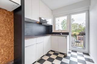Op een rustige locatie te Sint-Amands, gelegen langs de oevers van de Schelde, treffen we dit instapklaar appartement op de tweede verdieping.<br /><br />Bij het binnenkomen word je verwelkomd in een praktische inkomhal met ingemaakte kasten, ideaal om jassen, schoenen of andere spullen op te bergen.<br />Via de inkomhal bereiken we de ruime leefruimte voorzien van grote raampartijen.<br /><br />Wanneer we verder doorwandelen, treffen we de badkamer, uitgerust met een inloopdouche, lavabo en toilet.<br /><br />De gezellige keuken bevindt zich aan de achtergevel en biedt de toegang tot het terras.<br /><br />Via de keuken bereiken we het aangenaam terras met zicht op groen.<br />Genieten van een aperitief was nog nooit zo aangenaam.<br /><br />Het appartement beschikt over een garage, deze zit inbegrepen in de prijs.<br />Parkeergelegenheid vormt hierdoor geen probleem.<br /><br />Dit appartement is perfect als starters appartement of als investering.<br />Het appartement werd vernieuwd in 2016.<br /><br />Heb je interesse in dit instapklaar appartement op een rustige locatie?<br />Neem gerust contact op via roy@julimmo.be of 0498 62 74 71.