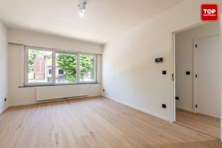 <p>Volledig gerenoveerd appartement met 2 slaapkamers, gunstig gelegen nabij winkels, openbaar vervoer en scholen. Het appartement wordt momenteel volledig vernieuwd met kwalitatieve materialen en een hedendaagse afwerking. <br /><br />Alle technieken, vloeren, keuken en badkamer worden volledig nieuw geplaatst, waardoor het appartement volledig instapklaar wordt opgeleverd.</p>
<p>De lichtrijke leefruimte sluit aan op een moderne open keuken. Verder beschikt het appartement over twee volwaardige slaapkamers en een stijlvolle badkamer. <br /><br />Dankzij de doorgedreven renovatie behaalt het appartement een gunstig EPC A-label, wat zorgt voor een energiezuinige woonst.</p>
<p>De verkoop gebeurt onder registratierechten en niet onder het btw-stelsel.</p>
<p>Mogelijkheid tot aankoop van een garage.<br /><br />Bel top Vastgoed voor een bezoek op 0475 700 700</p>
