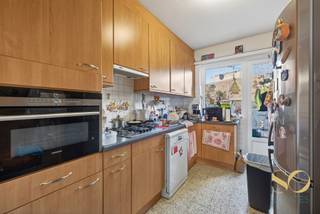 We stellen u dit appartement van 94 m² volgens EPC voor, gelegen op de 1e verdieping van een gebouw van 5 verdiepingen met lift, ideaal gelegen in Laken, Joseph-Benoit Willemsplein 54, in de nabijheid van openbaar vervoer, winkels en scholen,… . Het appartement bestaat uit een woonkamer (30 m²), 2 slaapkamers, een keuken, een badkamer en balkon (2 m²). Er wordt en garagebox (25.000) met het appartement verkocht. Collectieve gasverwarming. Elektriciteit niet conform. EPC: G. Lasten: ± 360 €/maand (gemeenschappelijke kosten + privatieve verwarming). Momenteel verhuurd. Onroerende voorheffing: ± 1550 €. We verkopen eveneens 2 tweeslaapkamerappartementen en 1 drieslaapkamerappartement op de eerste verdieping. Mogelijkheid om een tweede garagebox afzonderlijk aan te kopen. Alle 4 appartementen zijn verhuurd. Ideaal VOOR IEDEREEN.