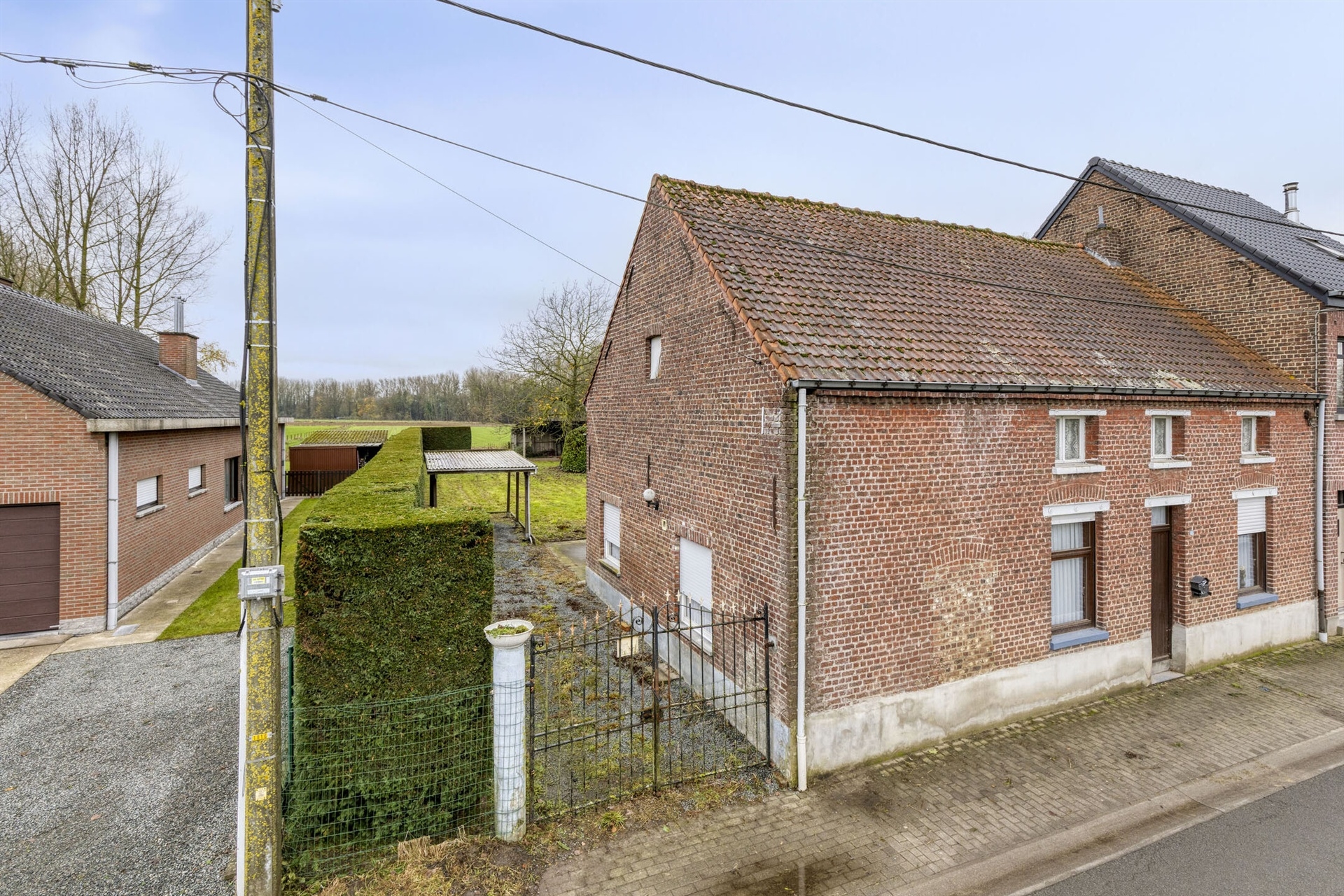 Landelijk zicht achter deze te renoveren woning - foto 2