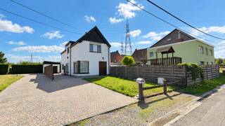 Deze halfopen bebouwing uit 1968 is centraal gelegen in Doornzele/Evergem en bevindt zich op een mooi perceel van 374 m². De woning beschikt over een goede basisconstructie en werd in 2023 voorzien van een nieuwe dakbedekking. Dankzij de praktische indeling en verschillende extra ruimtes biedt deze woning heel wat mogelijkheden om verder naar eigen smaak te moderniseren.<br /><br />Binnenin vinden we een nette keuken, een lichtrijke leefruimte, veranda en 2 slaapkamers. De woning is voorzien van dubbel glas en rolluiken. Buiten geniet u van een praktische oprit, een aangename tuin en een handig bijgebouw.<br /><br />Troeven:<br />- Halfopen bebouwing – bouwjaar 1968<br />- Centrale ligging in Doornzele<br />- Perceel van 374 m²<br />- Goede basisconstructie<br />- Nieuwe dakbedekking in 2023<br />- Dubbel glas + rolluiken<br />- Nette keuken met veranda<br />- 2 ruime slaapkamers<br />- Praktische oprit met handig bijgebouw<br />- EPC-label F – renovatieverplichting van toepassing<br /><br />Een interessante woning voor wie op zoek is naar een solide basis met potentieel en deze graag verder naar eigen smaak wil afwerken!<br />Meer info of een bezoek? Bel WIJSvastgoed op +32 9 395 80 10 !