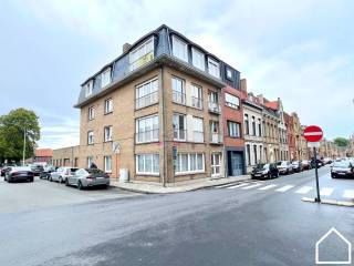 APPARTEMENTSGEBOUW MET 4 APPARTEMENTEN EN 3 GARAGESDit is een vanaf-prijs. Elk bod vanaf deze prijs wordt voorgelegd aan de eigenaar, die de keuze...