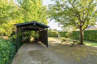 <p><strong>Open bebouwing in het centrum van Humbeek met aangename tuin en renovatiemogelijkheden.</strong><br />Deze woning uit 1973 is centraal gelegen in Humbeek, nabij scholen, openbaar vervoer en dagelijkse voorzieningen. Dankzij de aangename tuin met vijver geniet je hier van een groene buitenruimte in een residentiële omgeving. De woning biedt een praktische indeling met onder meer 3 slaapkamers, een bureel en een garage, waardoor ze heel wat potentieel heeft voor gezinnen of wie wonen en werken wil combineren. Bovendien biedt het te renoveren karakter de kans om de woning volledig naar eigen smaak en hedendaagse normen in te richten. Een interessante opportuniteit voor wie een huis zoekt in Grimbergen met mogelijkheden op een centrale ligging.<br /><br /><strong><u>Belangrijkste ruimtes:</u></strong><br />• Inkomhal met apart toilet en handenwasser<br />• Woonkamer met aansluitende eetkamer<br />• Keuken uitgerust met oven en elektrische kookplaat<br />• Berging met extra opbergruimte<br />• Terras met toegang tot de tuin<br />• Aangename tuin met vijver/waterpartij<br />• 3 slaapkamers<br />• Badkamer met dubbel lavabomeubel, ligbad en toilet<br />• Bureel, ideaal voor thuiswerk<br />• Garage met automatische garagepoort<br />• Kelder met deels kruipkelder<br /><br /><strong><u>Troeven:</u></strong><br />• Centrale ligging in het centrum van Humbeek<br />• Aangename tuin met terras en vijver<br />• Te renoveren woning met veel potentieel<br /><br />Meer informatie of een bezoek met Zoë Buelens? Contacteer ons via +3223351112<br />JOUW DROOMHUIS. ZO GEVONDEN!</p>