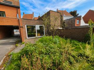 Bent u op zoek naar een woning met ruimte en vooral veel mogelijkheden? Deze verrassend ruime woning op een perceel van 390 m² biedt 183 m² bewoonbare oppervlakte (volgens EPC certificaat) en beschikt over een bijzonder interessant bestaand volume.<br /><br />De woning omvat onder meer een inkom, een karaktervolle leefruimte met "herenhuisallures", aanpalend een ruime en lichtrijke uitbouw (+/- 12m diep) met hoge plafonds en een mooi zicht op de tuin. Op de verdieping bevinden zich drie kamers. De zolder met vaste trap biedt bovendien nog potentieel voor het inrichten van een extra kamer. Tevens is er een kelder aanwezig.<br /><br />De bestaande uitbouw dateert uit het begin van de jaren ’90 en zorgt vandaag al voor een bijzonder ruime woonruimte. Een bijkomende uitbreiding is dan ook niet nodig. De basis en het volume van de woning zijn er.<br /><br />Achteraan beschikt de woning over een terras en een aangename, groene tuin. Een grote meerwaarde is de ruime garage van maar liefst (5,4 x 7,4 m), met voorliggende oprit. Hier is er voldoende plaats voor een wagen én tal van fietsen of andere spullen.<br /><br />De absolute troef? Het bestaande volume, de hoge plafonds en de vele mogelijkheden om dit pand opnieuw te transformeren tot een ruime en karaktervolle gezinswoning. De woning werd de voorbije 35 jaar gebruikt als kantoor en is vandaag toe aan een grondige opfrisbeurt.<br /><br />Ideaal voor de handige doe-het-zelver of renovatieliefhebber die graag de handen uit de mouwen steekt. De bestaande structuur en het ruime volume vormen een uitstekende basis om hier een eigentijdse woning met karakter van te maken.<br /><br />Een interessante opportuniteit voor wie op zoek is naar ruimte, karakter en ontwikkelingspotentieel in het hartje van Aalbeke, op korte afstand van Kortrijk.<br /><br />Interesse? Bel of mail Jasper: 0479/27 71 92 – Jasper@immopottelberg.be