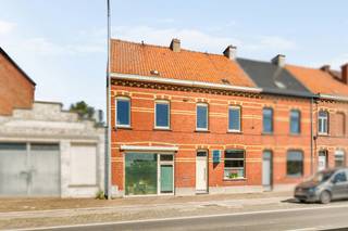 Woning met 3 ruime slaapkamers, tal van extra ruimtes en aangename tuin, centraal gelegen nabij voorzieningen!
Deze woning biedt een solide basis voor wie op zoek is naar een ruime, instapklare woning. Gelegen op een perceel van 540 m², beschikt ze over een aangename tuin en terras.

INDELING:
Inkomhal, leefruimte, keuken, bijkeuken en wasplaats. Daarnaast is er een bureau, kelder en een zolder met inrichtingsmogelijkheden. Op de verdieping bevinden zich 3 volwaardige slaapkamers en een badkamer met douche.

Centrale ligging met winkels (1.100 m), openbaar vervoer (140 m), scholen (1.700 m), sportcentrum (800 m) en station (2.300 m) in de nabijheid.
EPC: klasse C – geen renovatieverplichting. 

Te koop via Immo Beguin. ✉️ info@immobeguin.be