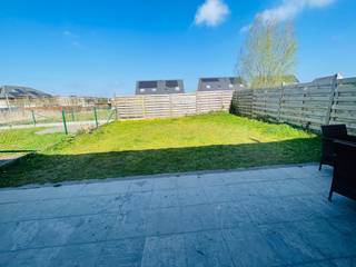 Waardamme , rustige residentiële ligging , RECENT gebouwde LICHTRIJKE ENERGIEZUINIGE woning 4 SLAAPKAMERS, omheinde TUIN, OPRIT EN GARAGE.<br />omvat: Inkom met gastentoilet en vestiaire, ingerichte zit- kookkeuken met alle apparaten (oven, microgolgoven , fornuis, frigo en vaatwas) ruime lichtrijke living uitgevend op het zonneterras en tuin, berging-wasplaats, ruime garage, oprit.<br /> 1é Verd : grote lichtrijke overloop, 4 ruime slaapkamers, mooie berging, apart toilet, badkamer met ligbad, aparte douche en dubbele lavabo.<br /> 2é Verd :Grote volledig geïsoleerde zolderruimte waar nog slaapkamer en badkamer mogelijk, brander en ventilatiesysteem.<br />Degelijke pvc-ramen met dubbel glas, kip en draai, regenput +pomp.<br />Oprit en tuin .<br />Juist verhuizen!