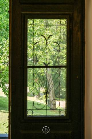 Dans un environnement vert exceptionnel de 2,4 hectares, avec une vue panoramique sur la vallée de la Meuse, se niche ce château de caractère...
