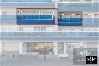 <strong><u>Op te frissen 3-slaapkamerappartement met 3 terrassen binnen de Grote Ring van Hasselt! Ondergrondse garagebox en kelderberging inbegrepen in de vraagprijs!</u><br /><br /><u>Troeven</u></strong>
<ul>
<li>Zeer centrale locatie waar zowel stadscentrum als invalswegen en de autosnelweg binnen handbereik zijn</li>
<li>EPC label B</li>
<li>Ruime oppervlakte van maar liefst 111 m²</li>
<li>3 terrassen</li>
<li>3 slaapkamers</li>
<li>Ondergrondse garagebox inbegrepen in de vraagprijs</li>
<li>Kelderberging inbegrepen in de vraagprijs</li>
<li>Ideaal voor eigen bewoning of als fijne <strong>investeringsopportuniteit</strong></li>
</ul>
<br /><strong>Locatie</strong><br />Ruim appartement op de tweede verdieping van residentie Crutzenhof — een iconisch gebouw dat elke Hasselaar kent, gelegen op de uitstekend bereikbare Alverbergsite.<br />Voor sportliefhebbers is dit een absolute toplocatie: sporthal Alverberg, tennis- en padelclub Excelsior en voetbalclub Sporting Hasselt bevinden zich letterlijk om de hoek.<br />Met de fiets bereik je in enkele minuten het bruisende stadscentrum of het station. Ook met de wagen zit je meteen op de Grote Ring, met vlotte verbindingen naar de diverse invalswegen en de E313.<br /><br /><strong>Indeling</strong><br />Het appartement is bereikbaar via één van de twee liften of de trap en biedt een ruime en praktische indeling. De lichtrijke woonkamer sluit aan op een gezellig terras met een gunstige Zuidwestoriëntatie. Er zijn drie slaapkamers, die alle drie toegang bieden tot een terras. In totaal zijn er drie terrassen en is er in het gehele appartement een aangename daglichtinval. Centraal in het appartement bevindt zich een royale inkomhal die naadloos overgaat in de nachthal. Verder beschikt het appartement over een apart toilet, een badkamer en een handige bergruimte.<br />Extra troeven zijn de privatieve garagebox en berging in de ondergrondse parking, deze zijn inbegrepen in de prijs. Daarnaast beschikt de residentie over een gemeenschappelijke fietsenstalling en een praktische afvalruimte voor gesorteerd afval.<br /><br />Dit appartement biedt enorm veel potentieel voor wie op zoek is naar ruimte, een uitstekende ligging en de mogelijkheid om het volledig naar eigen smaak op te frissen. Een bezoek meer dan waard!