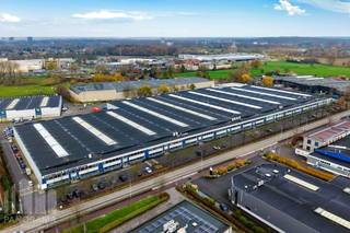 Strategisch gelegen magazijn met<strong> instapklare kantoren</strong> te huur op een uitstekend bereikbare logistieke site nabij de <strong>A12 en E19</strong>. Deze polyvalente bedrijfsruimte combineert <strong>1.152 m² magazijnruimte</strong> met <strong>288 m² kantoorruimte</strong>, aangevuld met een<strong> mezzanine van 480 m²</strong> die extra opslag- of werkmogelijkheden biedt. <br /><br />Het magazijn beschikt over een vrije hoogte van 6 m onder de balken en 7,30 m onder het dak en is uitgerust met een sectionale poort van 4 m breed en 5 m hoog. Verder zorgen de gepolierde betonvloer en lichtstraat.<br /><br />De kantoren zijn instapklaar en verdeeld over het gelijkvloers en de eerste verdieping. Dankzij de praktische indeling, de grote raampartijen en de overvloedige lichtinval geniet u van een aangename werkomgeving. De kantoren zijn uitgerust met afzonderlijk sanitair voor heren en dames, een kitchenette, airconditioning, verwarming en ventilatie.<br /><br />De site beschikt bovendien over ruime parkeermogelijkheden en een uitstekende manoeuvreerruimte voor vrachtverkeer.<br /><br />Extra kantoorruimte binnen hetzelfde complex is eveneens beschikbaar, ideaal voor ondernemingen die verdere groeimogelijkheden zoeken op één centrale locatie. Onmiddellijk beschikbaar! <br /><br />Contacteer <strong>PANORAMA B2B</strong> voor bijkomende inlichtingen of een vrijblijvend plaatsbezoek <strong>0477 91 10 00</strong>.