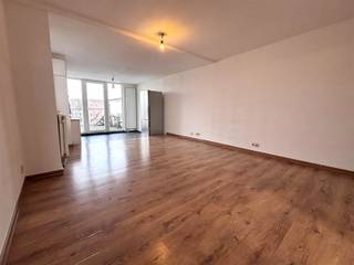 Zeer licht, 1 slpk appt. op residentiële doch centrale ligging ondergebracht in karaktervol klein gebouw!! Ingedeeld als volgt:ruime woon-&...