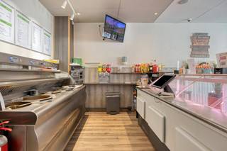 Dit handelspand met woonst te koop op een perceel van 1.446 m² geniet een centrale ligging in Kaprijke, met een goede bereikbaarheid en...