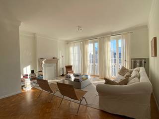 <p>Gelegen aan de statige Jan Van Rijswijcklaan, omringd door prachtige art deco gebouwen, vind je dit schitterende appartement dat de perfecte combinatie van comfort en stijl biedt. Op wandelafstand ligt het serene Albert en Hertoghe park, ideaal voor een ontspannende wandeling of een verkwikkende jogsessie. Bovendien zijn tal van invalswegen in de nabijheid, wat zorgt voor een uitstekende bereikbaarheid.</p>
<p>Dit uitzonderlijk appartement van ca 125 m² is gelegen op de vierde verdieping. <br />Bij binnenkomst word je verwelkomd in een ruime inkomhal met een praktische vestiairekast. De leefruimte, voorzien van blokjes parket, baadt in het licht dankzij de grote ramen aan de voorzijde, waar je kan genieten van de ochtendzon. De aparte keuken aan de achterzijde is hyper-geïnstalleerd en uitgerust met moderne, witte greeploze kasten. Met een ruim werkblad en zitruimte voor krukjes is deze keuken een waar paradijs voor de kookliefhebber. De aanwezige toestellen, waaronder een koelkast, diepvries, kookfornuis op gas, heteluchtoven, microgolfoven en vaatwasser, maken het plaatje compleet. Bovendien heeft de keuken toegang tot een gezellig balkon, perfect voor een kopje koffie in de buitenlucht.</p>
<p>Het appartement beschikt over drie kamers, waaronder een sfeervolle slaapkamer aan de voorzijde en een masterbedroom aan de achterzijde, die toegang biedt tot een zonnig terras met een prachtig uitzicht op het groene binnengebied. De badkamer, bereikbaar via de masterbedroom, is uitgerust met een ligbad/douche en een stijlvol lavabomeubel. De derde kamer, ook aan de achterzijde gelegen, is ideaal als dressing en biedt bovendien voorzieningen voor de aansluiting van een wasmachine. Een apart toilet vervolledigt het geheel.</p>
<p>Dit appartement is de ideale plek voor wie op zoek is naar ruimte, licht en een centrale ligging.</p>
<p>Een privatieve kelderberging en autostaanplaats zijn begrepen in de huurprijs.</p>
<p>Gemeenschappelijke lasten: 130 Euro per maand.<br />Provisie op het verbruik van verwarming en water: 120 Euro per maand.<br />De nutsvoorzieningen: elektriciteit en gas zijn privé op te nemen door de huurder.</p>
<p>Beschikbaar vanaf 1 april 2026.</p>