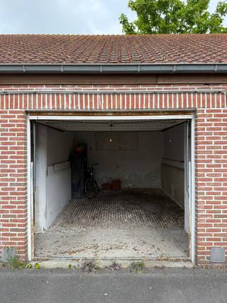 Deze afgesloten garagebox is gelegen in een zijstraat van de Nieuwpoortsesteenweg te Mariakerke.Afmetingen:Diepte: 5,10m - Breedte: 3,44m - Breedte...