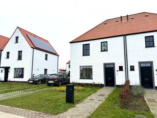 Recente en instapklare woning gelegen in dorpswijk Lalys te Astene.Omvattende op de gelijkvloerse verdieping inkomhal met open vestiaire,...