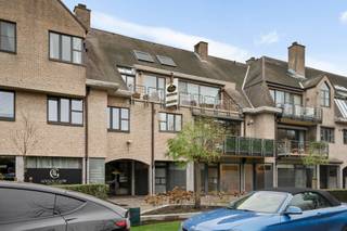 Gelegen in het centrum van Schilde bevindt zich dit ruim duplex appartement van ca. 210 m² op de 2 de verdieping in een gebouw met lift.Indeling:...