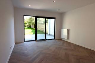IN OPTIE Recent vernieuwde rijwoning in centrum Schoten op 194m². Vlakbij park Vordenstein, openbaar vervoer en uitvalswegen. Inkomhal, ingerichte leefkeuken doorlopend naar woonkamer met schuifpui naar tuin, badkamer met inloopdouche, dubbele lavabo in meubel en toilet. Op de verdieping: 2 slaapkamers (19/12m²). Vaste trap naar zolderverdieping met 3de slaapkamer. Momenteel verhuurd. Stedenbouwkundige informatie in aanvraag.