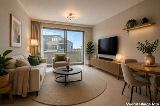 <p>Instapklaar 1-slaapkamer appartement met terras, berging en garage.</p>
<p>In de hoofdstad van de smaak in de bekende Hollandsveld wijk vinden we dit gezellige 1-slaapkamer appartement terug. Bij het betreden van het appartement komt u terecht in een lichtrijke en sfeervolle leefruimte. De grote raampartijen zorgen voor een aangename natuurlijke lichtinval en creëren een open gevoel. De woonkamer is smaakvol ingericht met warme, neutrale tinten en biedt voldoende ruimte voor zowel een gezellige zithoek als een eetplaats. Aansluitend geniet u van directe toegang tot het terras.</p>
<p>Het knusse terras vormt een ideale plek om te ontspannen. Hier geniet u in alle rust van het buitenleven, perfect voor een koffiemoment in de ochtend of een gezellige avond.</p>
<p>De ruime slaapkamer straalt rust en comfort uit. Dankzij de grote ramen geniet u ook hier van veel lichtinval. De kamer biedt voldoende plaats voor een tweepersoonsbed en extra kastruimte.</p>
<p>Gelegen aan de Hollandsveldlaan 19 bevindt dit appartement zich op een gunstige locatie in Hasselt, met een vlotte bereikbaarheid naar het centrum, winkels, openbaar vervoer en belangrijke invalswegen.</p>
<p>De troeven van dit appartement:</p>
<p>Instapklaar en stijlvol ingericht</p>
<p>Lichtrijke leefruimte</p>
<p>Gezellig terras</p>
<p>Rustige slaapkamer<br /><br />Kelderberging<br /><br />Aparte garage.</p>
<p>Ideale ligging nabij centrum Hasselt</p>
<p>Ideaal als starterswoning, investering of voor wie compact en comfortabel wil wonen.</p>
<p></p>