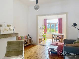 Lichtrijk appartement met balkon in het bruisende Brederodewijk, op wandelafstand van het KMSKA en het Zuidpark.<br />Vooraan bevindt zich de slaapkamer met aansluitend een extra kamer, ideaal als bureau of dressing. Verder door komt u in de aangename leefruimte met hoge plafonds en een mooie parketvloer.<br />Achteraan bevindt zich de gedeeltelijk ingerichte keuken, voorzien van een koelkast, oven, elektrische kookplaat en dampkap. In deze ruimte is eveneens een aansluiting voor de wasmachine aanwezig.<br />Aansluitend vindt u de badkamer met toilet, lavabo en gerenoveerde douche. Tot slot is er een gezellig balkon waar u vrijwel de hele dag van de zon kunt genieten.<br />Het appartement is beschikbaar vanaf 1 augustus.