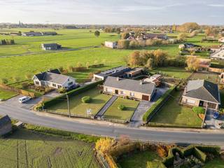 Deze alleenstaande woning met inpandige garage is gelegen in een landelijke en rustige omgeving te Ruiselede.Vooraan ligt een onderhoudsvriendelijke...