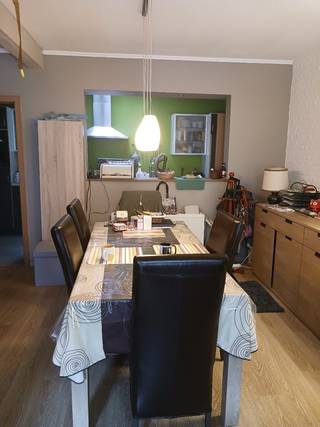 Zeer praktische, volledig ingerichte, instapklare halfopen woning in rustige woonwijk te Sint-Katelijne-Waver (Onze-Lieve-Vrouw-Waver). Ideaal voor jong gezin met 2 of 3 kindjes; ook als investering. Dichtbij centrum, winkels, vrijetijdsbesteding, sport, bos, kinderopvang en school en openbaar vervoer allemaal op wandelafstand en toch rustig gelegen. Gelijkvloers: ruime living, ingerichte keuken met nieuwe afwasmachine en nieuwe kookplaat, aansluitend berging voor wasmachine, droogkast, extra ijskast, diepvriezer, voorraad en aparte wc.<br />Living vloer en boven vloeren met laminaat, badkamer, keuken, berging, wc vloeren betegeld.<br />Op 1ste verdiep: 2 ruime slaapkamers met 2-persoonsbed, badkamer met lavabo, bad (douche in bad) en wc. Nog 2 kleinere kamers voor dressing en/of babykamer of bureau (of veranda/terras achteraan op 1ste nog te maken).<br />Zolder ook volledig ingericht voor grote slaapkamer (master bedroom). Overal centrale verwarming met een nieuwe hoge-rendement condensatieketel op gas geplaatst in 2022. Geen kelder, geen tuin. Weinig onderhoud, ideaal voor hardwerkende mensen, alles optimaal benut. Wel ruime oprit voor de woning voor grote auto en fietsen, mogelijkheid voor carport. KI: 458 euro. Grondoppervlakte: 83 m², bewoonbare oppervlakte: 117 m².