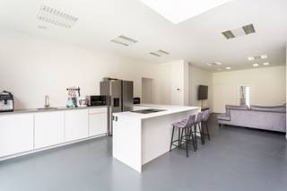 Deze ruime woning in hartje Essen is totaal gerenoveerd. De woning heeft veel ruimte en biedt tal van mogelijkheden. U komt binnen in de hal met aan...