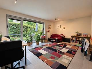 Dit prachtige en recente gelijkvloerse appartement is gelegen in een kleinschalig en modern gebouw uit 2016 en combineert hedendaags wooncomfort met energiezuinigheid. Met een uitstekend EPC-label A, een conforme elektrische keuring en lage maandelijkse lasten vormt dit appartement een interessante opportuniteit voor zowel eigen bewoning als investering.<br />Bij het betreden van het appartement kom je in de inkomhal, die toegang biedt tot de verschillende ruimtes. De aangename woon- en eetkamer sluit mooi aan op de open keuken en creëert een gezellig en lichtrijk geheel. Aansluitend is er een praktische provisie- en wasruimte. Verder beschikt het appartement over een comfortabele slaapkamer en een badkamer uitgerust met een wastafel, douche en toilet.<br />Een absolute troef is het ruime en gezellige terras, met een aangename verbinding naar de gemeenschappelijke groene tuin. Hier kan je in alle rust genieten van het buitenleven en het groen. Bovendien is een private inpandige autostaanplaats inbegrepen in de verkoopprijs, wat zorgt voor extra comfort en parkeergemak.<br />Dankzij het bouwjaar 2016, het EPC-label A, de conforme elektrische installatie en de lage maandelijkse lasten biedt dit appartement tal van troeven. Het appartement is momenteel verhuurd. Een eventuele opzeg is mogelijk met inachtneming van de vigerende opzegmodaliteiten.<br />Een ideale opportuniteit voor wie op zoek is naar een modern en energiezuinig appartement met terras, groen uitzicht en private parkeergelegenheid.