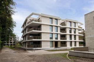 <p><strong>Bezichtiging is mogelijk na het aanmaken van een huurdersprofiel via</strong></p><p>👉 https://onid.mijnhuurprofiel.be/property/63b6b820-311c-4146-8362-e2b344e98cb8</p><p><br /></p><p>Dit energiezuinige en moderne <strong>halfopen appartement (EPC A)</strong> bevindt zich in een verzorgde residentie op een uiterst gunstige locatie, vlak bij belangrijke invalswegen, scholen, winkels en openbaar vervoer. De combinatie van ruimte, comfort en een vlotte bereikbaarheid maakt dit een bijzonder aangename woonplek.</p><p><br /></p><p>Het appartement beschikt over een <strong>woonoppervlakte van ca. 90 m²</strong> en is ingedeeld als volgt: een inkomhal – een ruime en lichtrijke leefruimte – een volledig uitgeruste keuken – <strong>2 slaapkamers</strong> <strong>en aparte bureelruimte </strong>– een badkamer met hoogwaardige afwerking – een apart toilet – én een zonnig terras/balkon.</p><p><br /></p><p>Dankzij de <strong>vloerverwarming</strong> en <strong>zonnepanelen</strong> geniet je van een duurzaam en betaalbaar wooncomfort.</p><p>Daarnaast is er een <strong>kelderberging</strong> en een <strong>inpandige garage/autostaanplaats</strong> inbegrepen in de huurprijs.</p><p><br /></p><p><strong>Troeven</strong></p><ul><li>EPC A – energiezuinig</li><li>90 m² woonoppervlakte</li><li>Vloerverwarming</li><li>Zonnepanelen</li><li>Halfopen bebouwing, veel lichtinval</li><li>Kelderberging + garage/autostaanplaats inbegrepen</li></ul>