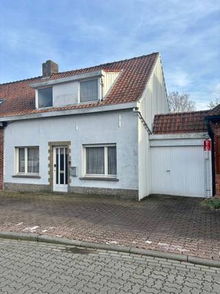 Geluwe - Te renoveren woning met garage en tuin te koop.Op zoek naar een ideale investering? Of ben je een handige harry? Dan is dit je...
