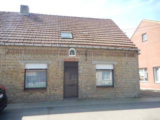 omvattende een living, semi-ingerichte open keuken, veranda, ingerichte badkamer, 2 toiletten, 3 slaapkamers en 1 voutekamer, kelder,...