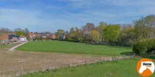NIEUWERKERKEN - Uniek gelegen bouwgrond, geschikt voor het bouwen van een open bebouwing, op een uitstekende locatie op een perceel van 4.191m² (lot 1 + achtergrond).<br /><br />Dit perceel bouwgrond heeft een straatbreedte van circa 14m (dat achteraan breder wordt) en een diepte van circa 50m (zonder achtergrond) wat het mogelijk maakt een open bebouwing te realiseren met een bouwdiepte van maximum 15m op het gelijkvloers en 12m op het verdiep. De maximum bouwbreedte bedraagt vooraan 7,8m en achteraan 10,8m.<br />Vrije keuze dakvorm (plat of hellend). <br /><br />Het perceel heeft een perfecte zuidoriëntatie, wat maakt dat de tuin doorheen de dag veel zon geniet.<br /><br />De achterliggende grond van 34a is ideaal voor wie op zoek is naar een plek voor het houden van dieren of die gewoon ruimte zoekt.<br /><br />Deze grond beschikt over een zeer vlotte bereikbaarheid dankzij de nabijheid van de E40, station en openbaar vervoer. Scholen, supermarkten, winkels, grote markt Aalst,.. zijn ook te vinden in de directe omgeving.<br /><br />Prijs excl. aansluitingskosten nutsvoorzieningen ten belope van €5.000 incl. BTW<br /><br />Kortom, deze unieke aanbieding biedt de perfecte kans om jouw ideale thuis te creëren op een uitstekende locatie. Voor meer info of inzicht in de bouwvoorschriften: 053/60.65.60