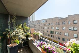 <p>Te koop: instapklaar appartement in Oostende, op korte wandelafstand van de zeedijk en het bruisende centrum.</p>

<p> </p>

<p>Dit gesloten appartement, gebouwd in 1998, biedt een comfortabele indeling en een uitstekende ligging. Met de zeedijk en het centrum vlakbij geniet u van alle voordelen van de kuststad: winkels, restaurants en strand op slechts enkele minuten. Dankzij de verzorgde staat is het instapklaar, ideaal voor wie meteen wil genieten of op zoek is naar een solide investering.</p>

<p> </p>

<p>Belangrijkste ruimtes:<br />• Living met veel lichtinval en toegang tot het terras<br />• Keuken met praktische indeling<br />• Twee slaapkamers, beide met voldoende ruimte<br />• Twee badkamers: één met ligbad, één met douche<br />• Berging voor extra opslag<br />• Terras voor buitenmomenten</p>

<p> </p>

<p>Troeven:<br />• Dichtbij zeedijk en centrum<br />• Ideale investering<br />• Instapklaar</p>

<p> </p>

<p>Het appartement wordt momenteel verhuurd aan € 912,00/maand. Er is een inpandige staanplaats aanwezig (€ 30 000).<br />Er zijn vier fietshaken aanwezig in de gemeenschappelijke fietsenberging van het gebouw.</p>

<p> </p>

<p>Neem vandaag nog contact op met uw ERA-makelaar voor een bezoek.</p>

<p> </p>

<p>JOUW DROOMAPPARTEMENT. ZO GEVONDEN!</p>