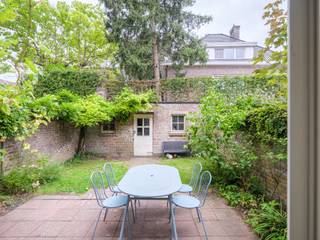 <strong>Karaktervolle burgerwoning (225 m²</strong><strong>) met vijf slaapkamers, drie badkamers en een charmante tuin in de gegeerde stationsbuurt. </strong><br /><br />Deze ruime burgerwoning (EPC B-label) bevindt zich op een aantrekkelijke locatie nabij het Miljoenenkwartier, op wandelafstand van het Paul de Smet de Naeyerplein en het station Gent-Sint-Pieters. Ook de verbinding met de E40 is bijzonder vlot.<br /><br />Deze karaktervolle gezinswoning beschikt over een grondoppervlakte van circa 140 vierkante meter en is zuid georiënteerd. Achteraan geniet je van een zonnige en sfeervolle tuin met een praktisch bijgebouw. <br /><br />In 2021 onderging een deel van de woning een grondige renovatie. Daarbij werd een volwaardige bovenverdieping toegevoegd en ingericht als royale slaapverdieping met dressing, badkamer met Finse sauna en ruim dakterras. Ook de achtergevel werd volledig aangepakt en energetisch verbeterd door bijkomende isolatie.<br /><br />De woning is asbestveilig, beschikt over een conform keuringsverslag voor elektriciteit en maakt gebruik van regenwaterrecuperatie via het buitenkraantje. <br /><br />De droge kelder biedt extra bergruimte en doet onder meer dienst als wasplaats.<br /><br />Er bestaat de mogelijkheid om het huurcontract van een nabijgelegen garagebox over te nemen. Een ideale ruimte om fietsen,... op te stallen. <br /><br /><strong>Kortom, de ideale gezinswoning voor wie karaktervol en comfortabel wil wonen in de gegeerde stationsbuurt.</strong>