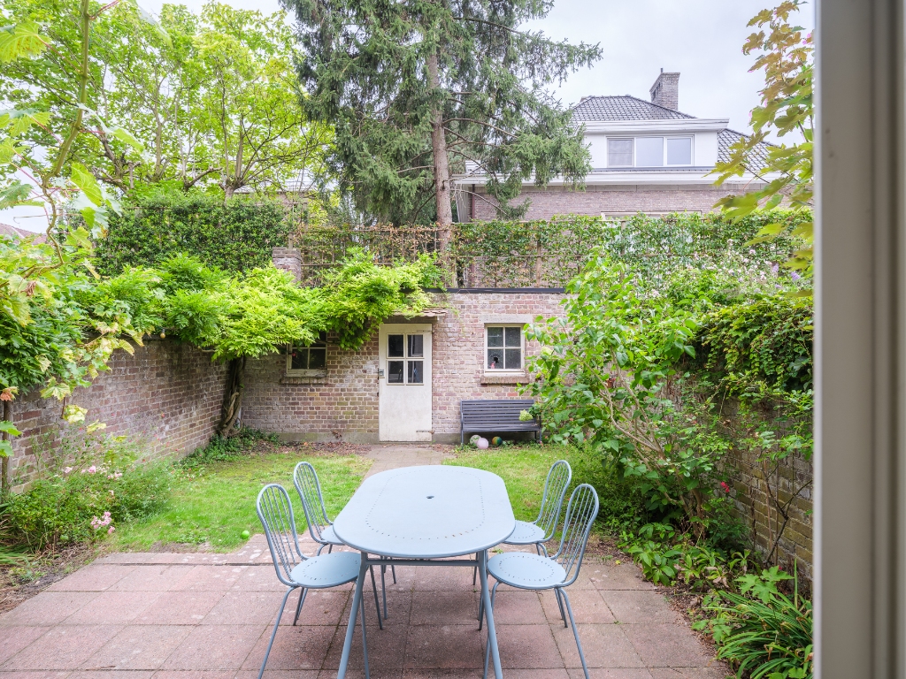 Karaktervolle burgerwoning (225 m²) met romantische tuin, gelegen in de gegeerde stationsbuurt - photo 3