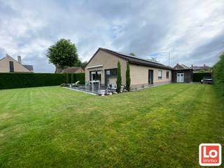 Goed rustig gelegen bungalow met 2 slaapkamers en een zonnige tuin op een terrein van 804m². Deze woning is gelegen in een rustige buurt en toch nabij centrum Lochristi, scholen, winkels en openbaar vervoer. De indeling omvat inkomhal met apart toilet, berging/wasplaats, berging/stookolieketel, ruime living met pelletkachel, ruime keuken met achterdeur, 2 slaapkamers, 1 dressingskamer, badkamer met inloopdouche en sauna, carport met bergruimte aangelegde tuin met terras en zonneluifel en zolderruimte.<br />Hier zijn ook zonnepanelen aanwezig! (5600Kwh).<br />Beschikbaar vanaf 1/09/2026<br />Huurprijs: 1300€/mnd<br />Interesse in deze gelijkvloers woning? Mail ons met uw naam EN telefoonnummer, wij contacteren u!<br />GEEN TELEFONISCHE AFSPRAKEN!
