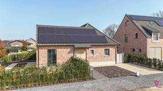 Bij ImmoFusion 7/7 “open huis” : klik op onze 3D-TOUR.<br />Ervaar vastgoed alsof je er zelf doorloopt!<br /><br />Welkom in deze prachtige gelijkvloerse nieuwbouwwoning in pastorijstijl, waar high-end afwerking, licht en ruimte centraal staan. Deze woning is bovendien ideaal voor een koppel dat in alle comfort volledig gelijkvloers wil wonen, zonder in te boeten aan praktische opbergruimte dankzij de ruime ondergrondse kelder.<br /><br />Van bij het betreden van de woning ervaar je meteen het gevoel van openheid en luxe. In de inkomhal bevinden zich het gastentoilet en de eerste ruime slaapkamer, die bovendien beschikt over een handig luik naar de zolder.<br /><br />De leefruimte vormt het absolute hart van de woning en imponeert door de uitzonderlijk hoge plafonds, die zorgen voor een ongeëvenaard ruimtelijk gevoel. Het warme karakter van houtaccenten en kwalitatief parket creëert een gezellige en stijlvolle sfeer. De houtstoof is hierbij een echte troef en maakt de winteravonden extra aangenaam.<br /><br />Aansluitend bevindt zich de moderne keuken met een groot en praktisch eiland, volledig uitgerust met een microgolf, oven, inductiekookplaat, dampkap en afwasmachine. Achter de keuken ligt een functionele berging die dienstdoet als wasruimte en voorzien is van alle nodige aansluitingen.<br /><br />Links van de leefruimte bevindt zich de tweede slaapkamer, met daarachter de comfortabele badkamer. Deze is uitgerust met een toilet, een ruim badkamermeubel met dubbele wastafel, een inloopdouche en praktische inbouwkasten.<br /><br />Het volledige pand is onderkelderd en beschikt over een grote, droge kelder die bovendien bereikbaar is via een lift, wat het wooncomfort aanzienlijk verhoogt en zorgt voor uitzonderlijk veel extra bergruimte. Buiten geniet je van een overdekt terras en een zeer ruime carport voor twee wagens, uitgerust met een laadpaal.<br /><br />Dankzij het uitstekende E3-peil geniet je bovendien van een vrijstelling van onroerende voorheffing gedurende vijf jaar. De woning is voorzien van zonnepanelen, een warmtepomp en vloerverwarming, wat zorgt voor een uiterst energiezuinig en toekomstgericht wooncomfort.<br /><br />Pluspunten:<br />- Gelijkvloerse high-end nieuwbouwwoning in pastorijstijl<br />- Ideaal voor comfortabel gelijkvloers wonen met veel opbergruimte<br />- Zeer lichtrijk met uitzonderlijk hoge plafonds in de leefruimte<br />- Volledig onderkelderd met lift<br />- Energiezuinig: E3-peil, zonnepanelen en warmtepomp<br />- Vloerverwarming in de volledige woning<br />- Overdekt terras en carport voor 2 wagens met laadpaal<br />- Warme en luxueuze afwerking met hout en parket<br /><br /><span>Maatregelen opgenomen in het Maatregelenregister: nee</span><br /><br />Voor een bezichtiging ter plaatse of meer info, bel ons op 078/78.78.70, of kom gewoon binnen op ons kantoor, steeds welkom!