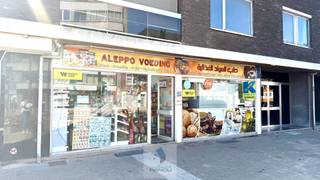 Op zoek naar een interessante commerciële investering in het centrum van Deinze? Deze gelijkvloerse handelsruimte, gelegen in de Gentstraat geniet een uitstekende en vlot bereikbare ligging nabij het centrum, winkels, horeca, openbaar vervoer en diverse voorzieningen.<br /><br />De handelsruimte omvat een ruime commerciële winkelruimte op het gelijkvloers, aangevuld met een praktische voorraadkamer en een ruime kelder wat zorgt voor heel wat extra opslagmogelijkheden.<br /><br />Momenteel is het pand verhuurd en wordt er een dagwinkel uitgebaat, waardoor deze eigendom meteen een interessante opportuniteit vormt voor investeerders die op zoek zijn naar een handelsruimte met een bestaande huurstroom.<br /><br />Dankzij de ligging langs de Gentstraat geniet het pand van een goede commerciële visibiliteit en is het zowel met de wagen als met het openbaar vervoer vlot bereikbaar. Een interessante locatie voor wie wil investeren in commercieel vastgoed in Deinze.<br /><br />Het pand valt onder de renovatieplicht.