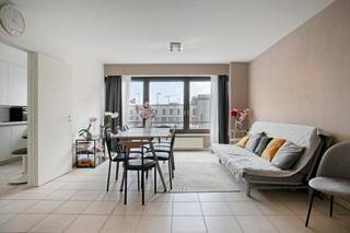 Bent u op zoek naar een centraal gelegen appartement te koop in Kortrijk? Dit verzorgde twee-slaapkamerappartement aan het iconische Stationsplein combineert comfortabel wonen met een uitstekende ligging in het hart van de stad. Dankzij de strategische locatie bevindt u zich op wandel- en fietsafstand van winkels, scholen, horeca en het openbaar vervoer.<br /><br />Dit pand is zowel interessant voor wie zelf wil wonen op een toplocatie als voor investeerders. Het appartement is momenteel verhuurd, wat meteen een aantrekkelijk rendement biedt voor investeerders.<br /><br />Indeling van het pand:<br />- Inkomhal: centrale toegang tot alle vertrekken<br />- Leefruimte: aangename en lichtrijke woonkamer<br />- Keuken: praktisch ingerichte keuken<br />- Slaapkamers: 2 volwaardige, comfortabele slaapkamers<br />- Badkamer: verzorgde sanitaire ruimte<br />- Berging: privatieve berging in het gebouw<br />- Parkeergelegenheid: mogelijkheid tot aankoop van een afzonderlijke garagebox<br /><br />Het appartement is momenteel verhuurd en biedt daardoor een mooie opportuniteit voor investeerders die op zoek zijn naar een onmiddellijk rendement. Wenst u het appartement zelf te bewonen, dan kan dit na opzeg van de lopende huurovereenkomst.<br /><br />Troeven:<br />- Centrale ligging aan het Stationsplein, alles op wandel- en fietsafstand<br />- Privatieve berging in het gebouw<br />- Mogelijkheid tot aankoop van een garagebox<br />- Direct rendement/ interessante investering! <br />- Vlotte bereikbaarheid met wagen en openbaar vervoer<br /><br />Wilt u dit fantastische appartement bezoeken? Neem vandaag nog contact met ons op voor een bezoek of meer informatie! Cléo - 0472 18 39 96<br /><br />Bestuursmaatregelen in het maatregelenregister: in aanvraag