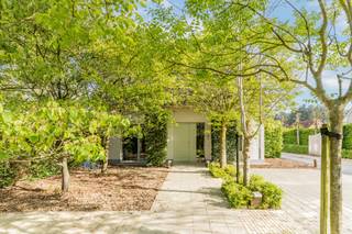 Deze charmante, instapklare villa uit 1935 is gelegen op een ruim perceel van ca. 2.136 m² en werd doorheen de jaren (1998 en 2018-2022) met...