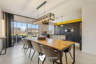 <p><span>Uiterst knap afgewerkte en verrassend ruime HOB met maar liefst 6 slaapkamers rustig gelegen op een perceel van 6a76ca Kwaadmechelen.</span></p><p><span> </span></p><p><span>Belangrijkste troeven:</span></p><p><span>- Rustig gelegen tussen de dorpskernen van Tessenderlo &amp; Kwaadmechelen en in de nabijheid van de autostrade E313</span></p><p><span>- Kwalitatief afgewerkt en uitstekend onderhouden</span></p><p><span>- 6 slaapkamers!!! (allemaal voorzien van airco met warmtepomp) en elektrische rolluiken</span></p><p><span>- mogelijkheid tot het creëren van een 2de badkamer</span></p><p><span>- Vloerverwarming</span></p><p><span>- ruime opbergzolder</span></p><p><span>- Prachtig aangelegde en volledig omheinde tuin</span></p><p><span>- Zonnepanelen (14 stuks)</span></p><p><span>- Tuinhuis met gezellig terras</span></p><p><span> </span></p><p><span>Bekijk zeker ook de foto's en de grondplannen met de afmetingen. Zo krijgt u van thuis uit al een perfect beeld van wat deze woning te bieden heeft!</span></p><p><span> </span></p><p><span>Wenst u meer info of een vrijblijvende bezichtiging, contacteer dan ons kantoor op het nummer 011 85 15 15 en wij helpen u graag verder.</span></p>