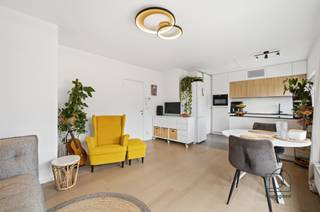 <p><span>Leuk modern appartement met twee slaapkamers dichtbij centrum Mechelen</span></p><p><span>Dit fris appartement is gelegen op een uitzonderlijke en rustige locatie, die u gemakkelijke toegang geeft tot alle voorzieningen tot de charme van het historische Mechelen! Dit appartement heeft winkels, restaurants, scholen en openbaar vervoer vlakbij.</span></p><p><span>Het vernieuwd appartement is gelegen op de tweede verdieping en beschikt over twee slaapkamers en een terras.  </span></p><p><span>Dit appartement bestaat uit een inkomhal die u toegang geeft tot de living met open keuken, 2 slaapkamers en de badkamer. De keuken is zeer recent vernieuwd wat zorgt voor een aangename kookervaring. De badkamer is voorzien van douche, lavabo en wc. Het appartement beschikt over een privé terras waar u te allen tijde van de rust kan genieten. </span></p><p><span>Bovendien is er nog een privatieve kelder en een gemeenschappelijke fietsenstalling.</span></p><p><span>Het appartement beschikt over individuele tellers, een eigen boiler en heeft een zeer gunstig EPC, elektrische keuring en asbestattest. Instapklaar dus!</span></p><p><span>Gemeenschappelijke info:</span></p><p><span>-De maandelijkse lasten zijn relatief laag en bedragen 90,97 euro per maand</span></p><p><span>-Recent heeft de gemeenschap beslist om een noodzakelijke en meerwaardegerichte renovatie te ondergaan van de buitengevel/terrassen en kelderisolatie. Deze wordt helemaal vernieuwd, geïsoleerd en afwerkt met steenstrips. Deze kost dient wel meegenomen te worden in uw budget,  want voor deze kavel zou dat </span><span>maximaal</span><span> neerkomen op 30 019 euro incl BTW. Echter is het mogelijk om deze te financieren met een zeer gunstige VME-lening ten belope van max €97/maand (20j) en een eigen inleg van 9 949 euro. Deze renovatie zal het pand in zijn geheel een vernieuwde en moderne uitstraling geven. </span></p><p><span>Mis deze unieke kans niet voor je nieuwe verblijf in Mechelen. Neem vandaag nog contact met ons op via welkom@reuzegoed.be of +32 470 11 56 80 voor meer informatie en om een bezichtiging aan te vragen!</span></p><p><span> </span></p><p><span> </span></p>