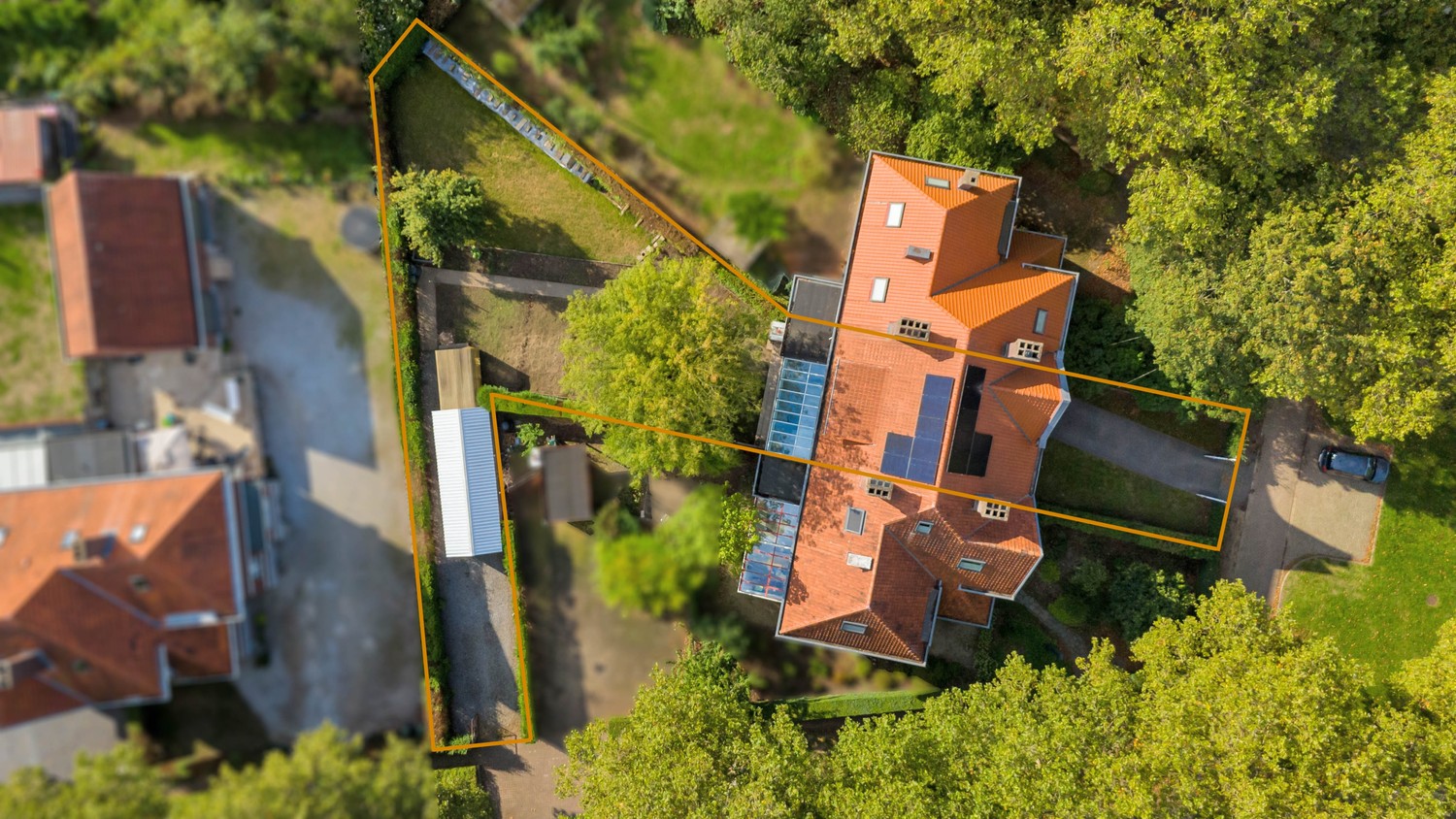 Verrassend ruime gezinswoning met 4 slaapkamers en ruime tuin in het groene Waterschei/Genk! - foto 4