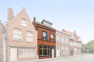 Deze woning wordt getypeerd door z’n hoge plafonds (3,63m gelijkvloers en 3,43 eerste verdieping) en vooral z’n grote bewoonbare oppervlakte...
