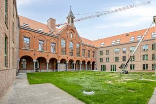 In een prachtig totaalrenovatie-project van 18de eeuws erfgoed aan de Brusselsestraat in het centrum van Leuven, is deze 22m² ruime en rustig gelegen co-housing kamer. <br /><br />De volledig gemeubelde kamer beschikt over een inpandige private douchekamer met lavabo en toilet, en is tevens voorzien van persoonlijke koelkast. <br />Verder staat een ruime gemeenschappelijke keuken ter beschikking met individuele lockers evenals een volledig uitgeruste keuken met 3 maal 2 kookplaten, koelkast, diepvriezer en combi-oven. Alsook een gezamelijk terras, tuin en ruime bemeubelde leefruimte. <br />Er is tevens een overdekte fietsenstalling. Kwalitatieve afwerking in lijn met de laatste normen.<br /><br />De kamer kan gebruikt worden voor eigen bewoning maar ook als investering, de verhuur kan u zelf doen of full service via Coloc housing. <br />Volledige ontzorging bij de verhuur en schoonmaak zijn inbegrepen. Huurprijs ligt rond de 675 euro exclusief kosten. <br /><br />Verwarming is met warmtepomp/grondboring.